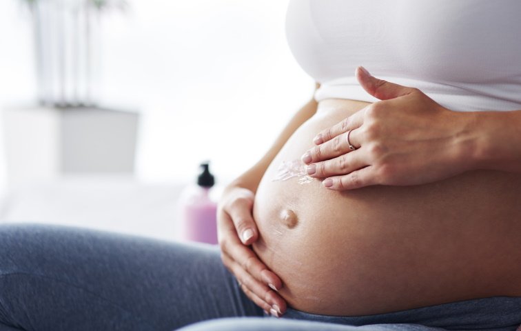 Что делать при растяжках во время беременности